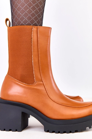 Brązowe botki na słupku z...