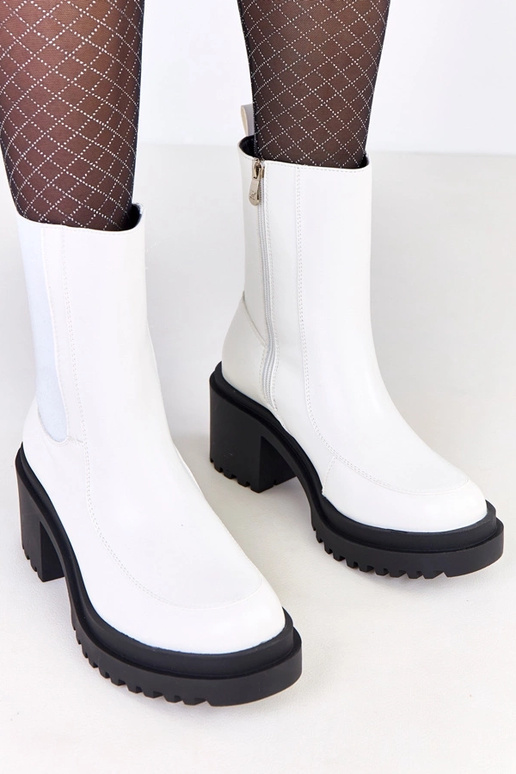 Białe botki na słupku z elastyczną...