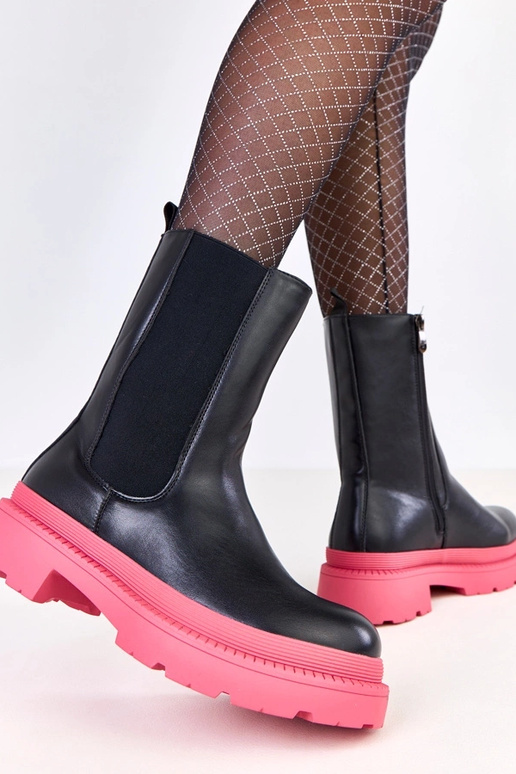 Czarne botki na różowej podeszwie...