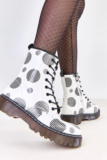 Białe traperki damskie na...