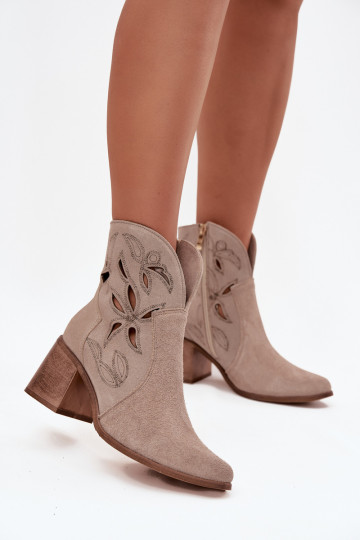Stivali da donna con elementi traforatiAbilitatoturalnego dalla pelle scamosciatau con i tacchi Zazoo 3690 beige 2