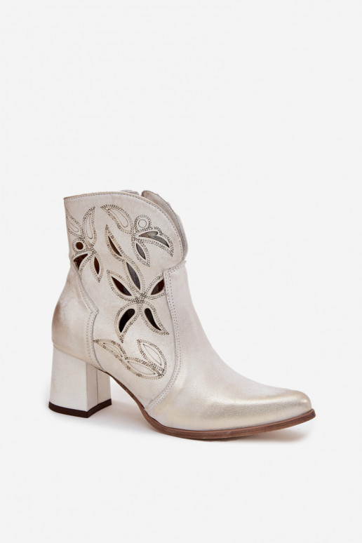 Pelle con elementi traforati Stivali da donna Zazoo 3647 colore dorato Przecierany