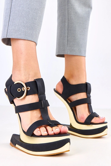 Sandali neri su tacco...