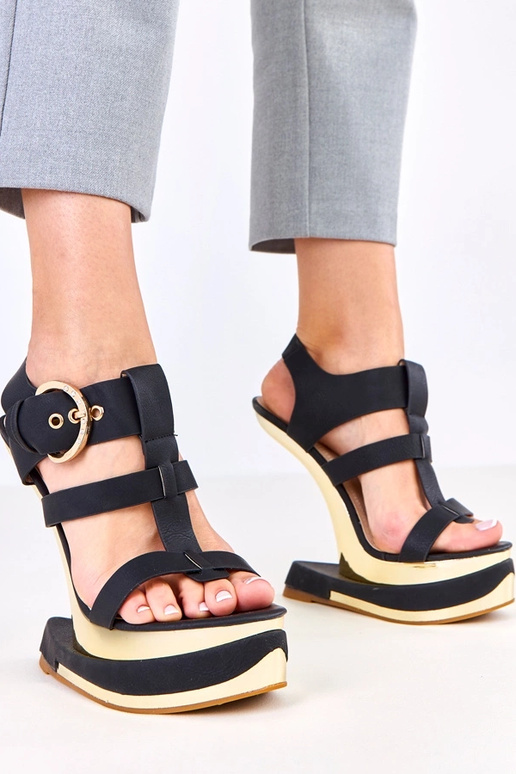 Sandali neri su tacco futuristico,...