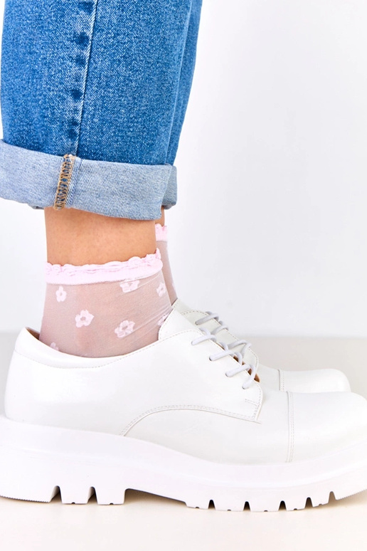 Stivaletti bianchi su suola ruvida,...