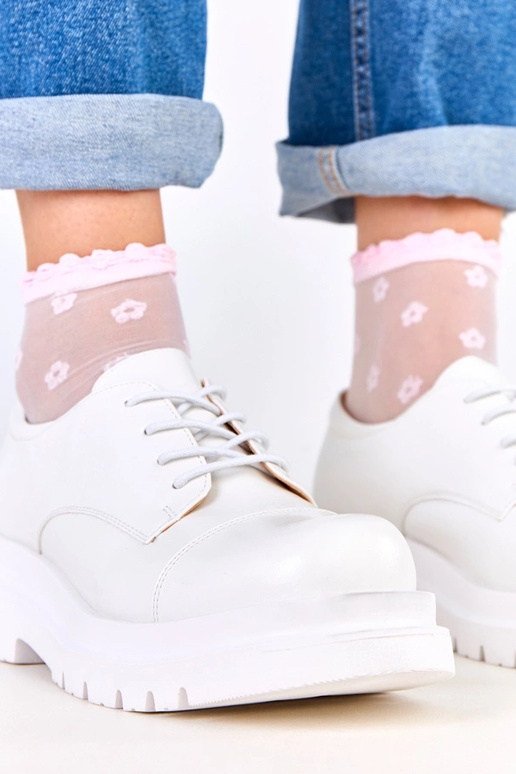 Stivaletti bianchi su suola ruvida,...