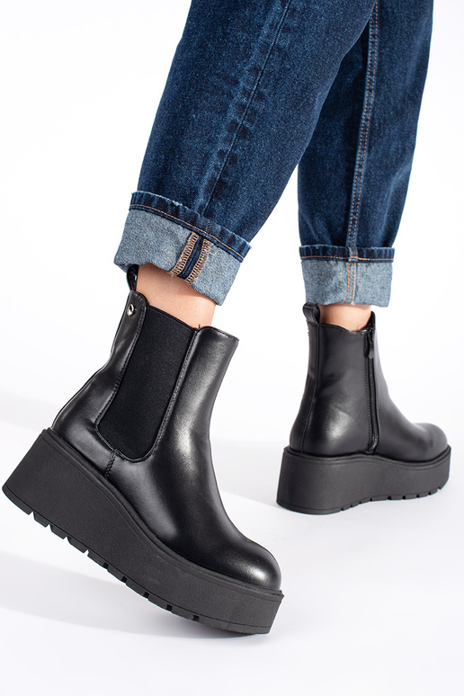 colore nero Scarpe da donna su un cuneo