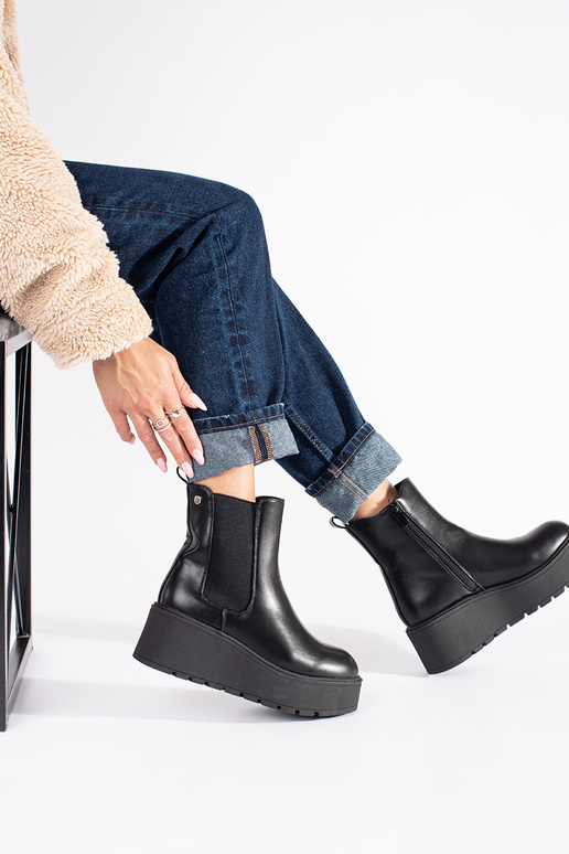 colore nero Scarpe da donna su un cuneo