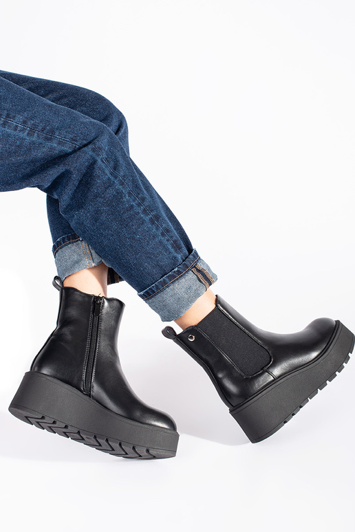 colore nero Scarpe da donna su un cuneo