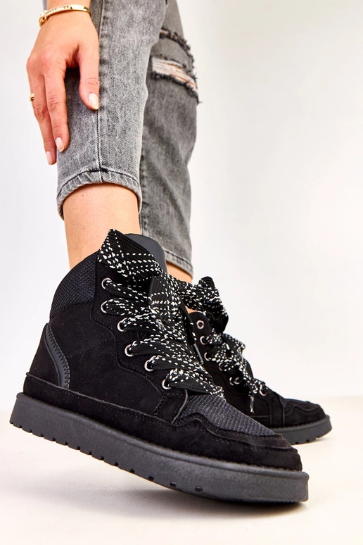 Scarpe sportive alte nere con lacci...