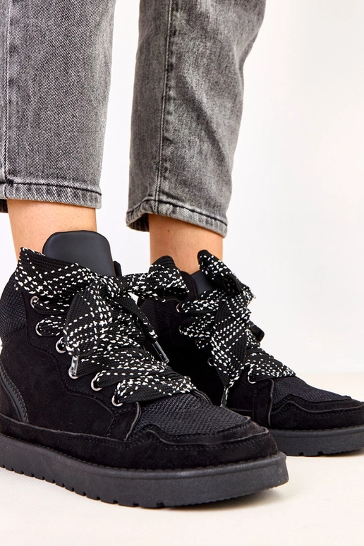 Scarpe sportive alte nere con lacci...