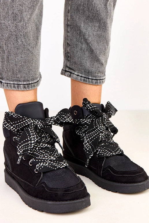 Scarpe sportive alte nere con lacci...