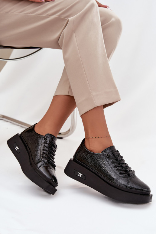 Stivaletti in vera pelle laccata Femminile con una piattaforma Artiker 57C2041 colore nero