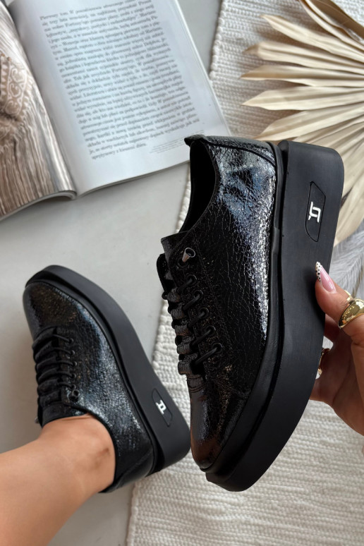 Stivaletti in vera pelle laccata Femminile con una piattaforma Artiker 57C2041 colore nero