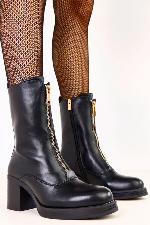 Stivaletti neri col tacco con zip... Stivaletti neri col tacco con zip...