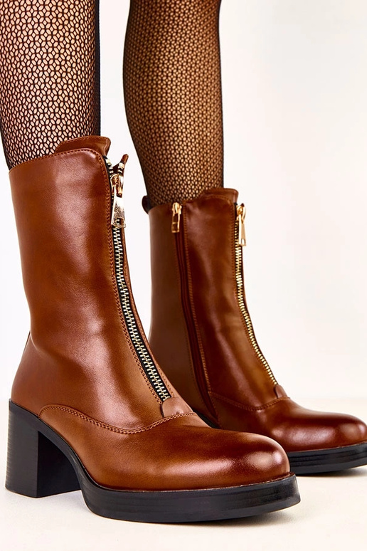 Stivaletti marroni col tacco con zip... Stivaletti marroni col tacco con zip...