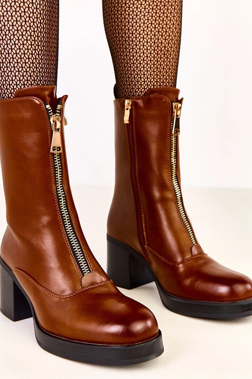 Stivaletti marroni col tacco con zip... Stivaletti marroni col tacco con zip...