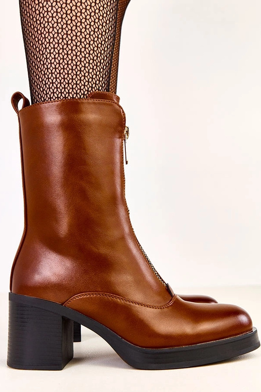 Stivaletti marroni col tacco con zip... Stivaletti marroni col tacco con zip...