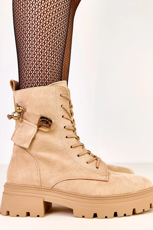 Stivali alti color sabbia decorati... Stivali alti color sabbia decorati...