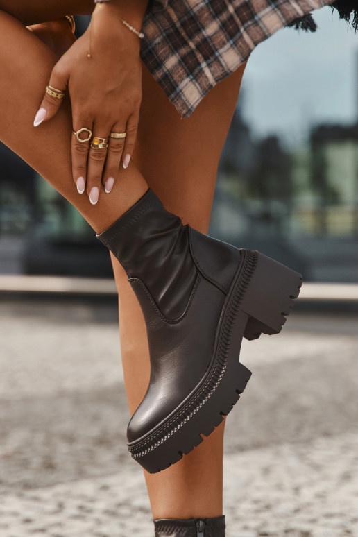 Stivaletti da donna con tacco massiccio e plateau in ecopelle marrone Elvianne Stivaletti da donna con tacco massiccio e plateau in ecopelle marrone Elvianne