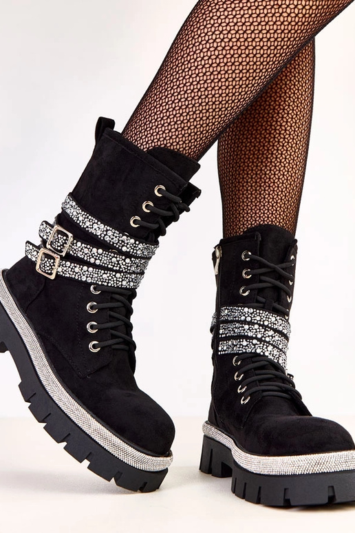 Scarponi neri eleganti decorati con... Scarponi neri eleganti decorati con...