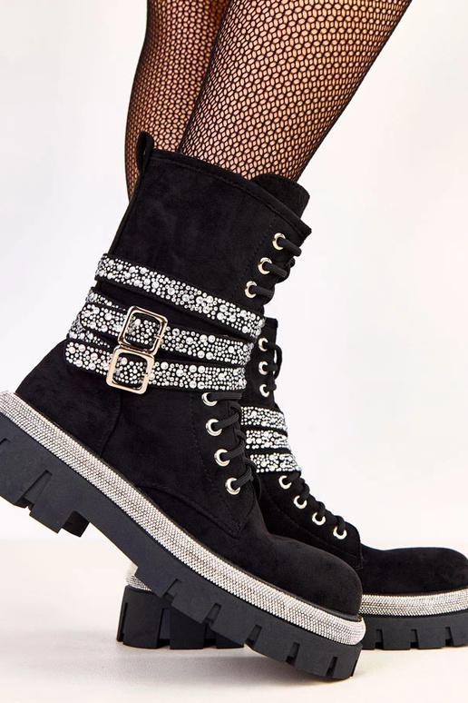 Scarponi neri eleganti decorati con... Scarponi neri eleganti decorati con...