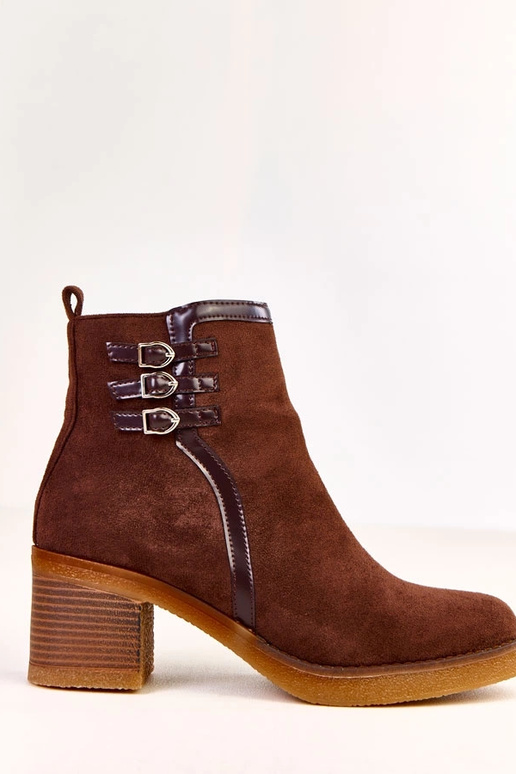 Stivaletti marroni con tacco decorati... Stivaletti marroni con tacco decorati...