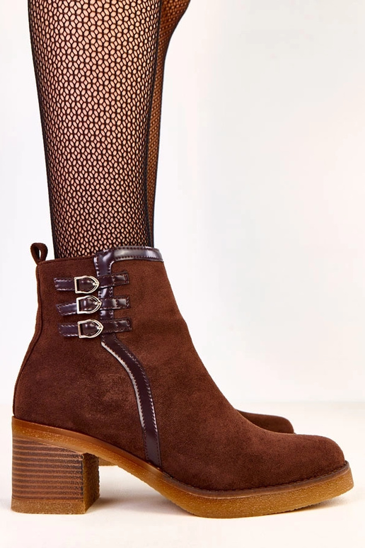 Stivaletti marroni con tacco decorati... Stivaletti marroni con tacco decorati...