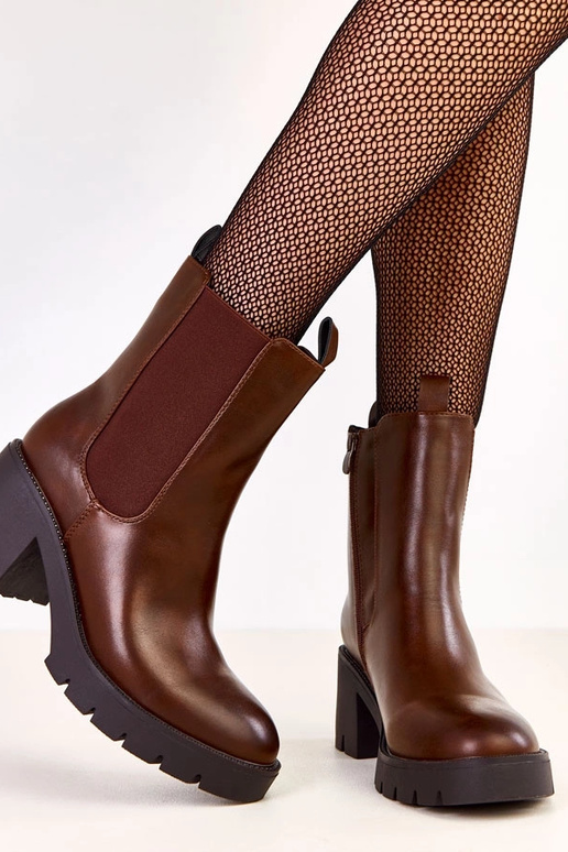 Stivaletti marroni con tacco e... Stivaletti marroni con tacco e...