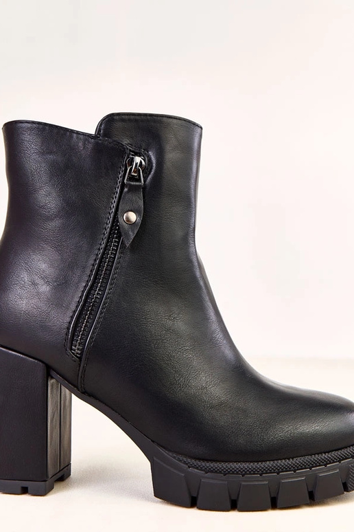 Stivaletti neri con tacco e cerniera... Stivaletti neri con tacco e cerniera...