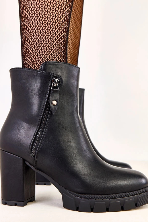 Stivaletti neri con tacco e cerniera... Stivaletti neri con tacco e cerniera...