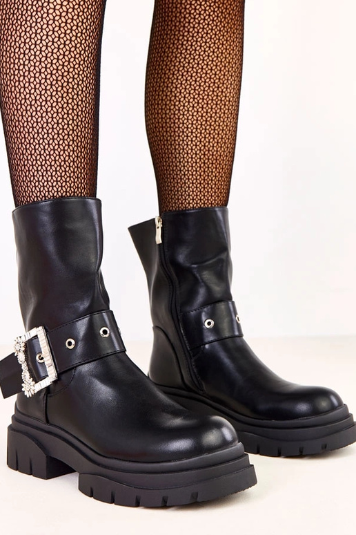 Stivaletti neri decorati con... Stivaletti neri decorati con...