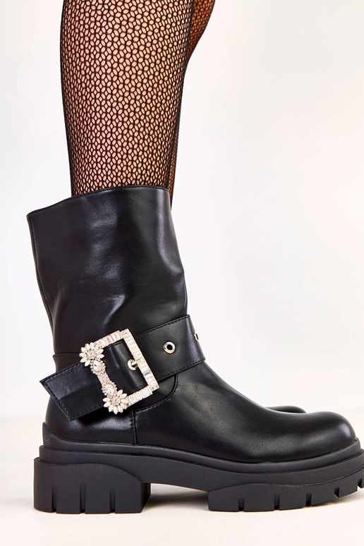 Stivaletti neri decorati con... Stivaletti neri decorati con...