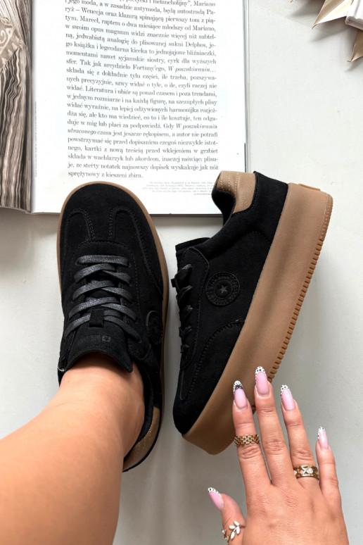 Scarpe modello sneakers Femminile con una piattaforma Big Star SS274761 colore nero