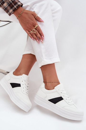 Scarpe modello sneakers Femminile con una piattaforma Colore bianco Elvessia