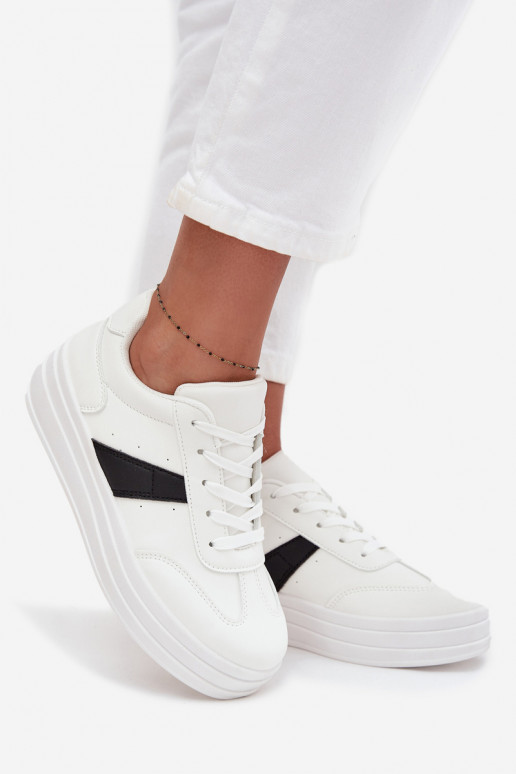 Scarpe modello sneakers Femminile con una piattaforma Colore bianco Elvessia