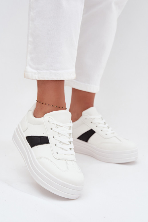 Scarpe modello sneakers Femminile con una piattaforma Colore bianco Elvessia