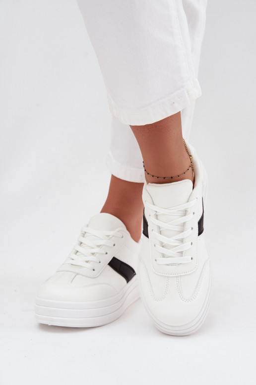 Scarpe modello sneakers Femminile con una piattaforma Colore bianco Elvessia