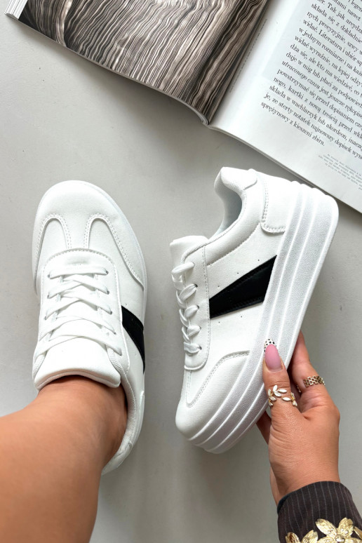 Scarpe modello sneakers Femminile con una piattaforma Colore bianco Elvessia