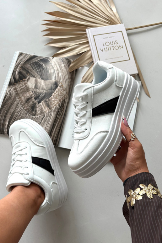 Scarpe modello sneakers Femminile con una piattaforma Colore bianco Elvessia
