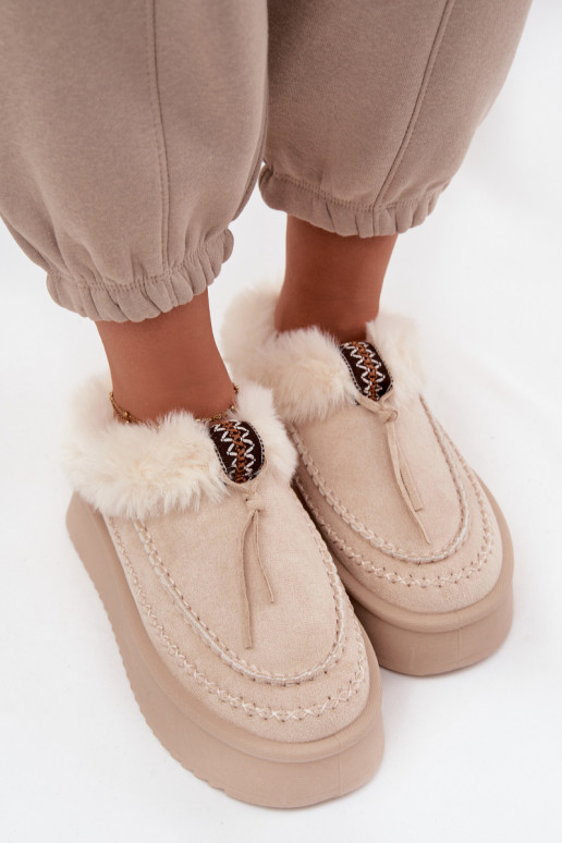 Stivali da neve Femminile con una pelliccia con una piattaforma beige Rosmira Stivali da neve Femminile con una pelliccia con una piattaforma beige Rosmira