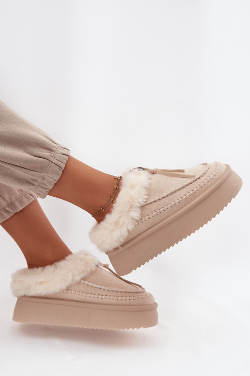 Stivali da neve Femminile con una pelliccia con una piattaforma beige Rosmira Stivali da neve Femminile con una pelliccia con una piattaforma beige Rosmira