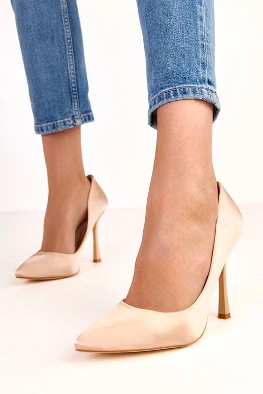 Décolleté color sabbia con rifiniture... Décolleté color sabbia con rifiniture...