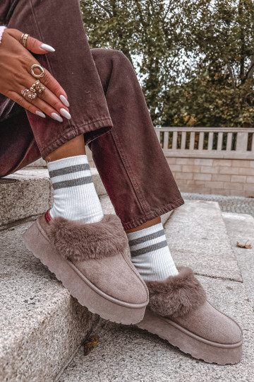 Stivali da neve Femminile con una piattaforma con una pelliccia I Haftem beige Querina