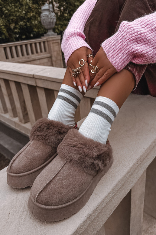 Stivali da neve Femminile con una piattaforma con una pelliccia I Haftem beige Querina Stivali da neve Femminile con una piattaforma con una pelliccia I Haftem beige Querina