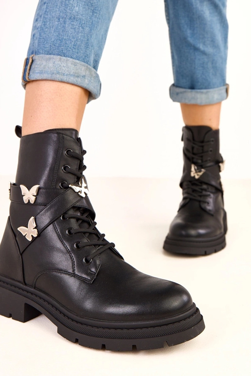 Stivaletti neri con decorazioni a... Stivaletti neri con decorazioni a...