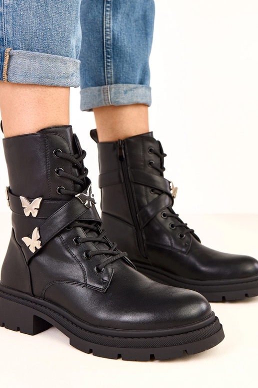 Stivaletti neri con decorazioni a... Stivaletti neri con decorazioni a...