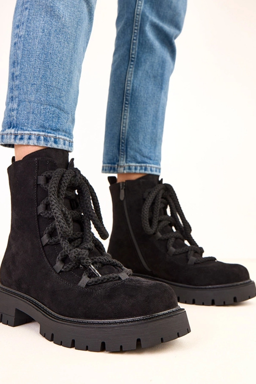 Stivaletti neri con lacci decorativi... Stivaletti neri con lacci decorativi...