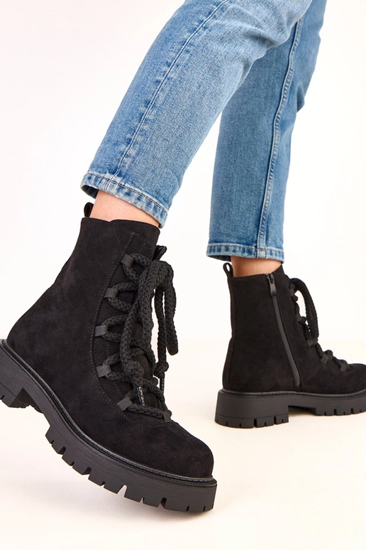 Stivaletti neri con lacci decorativi... Stivaletti neri con lacci decorativi...