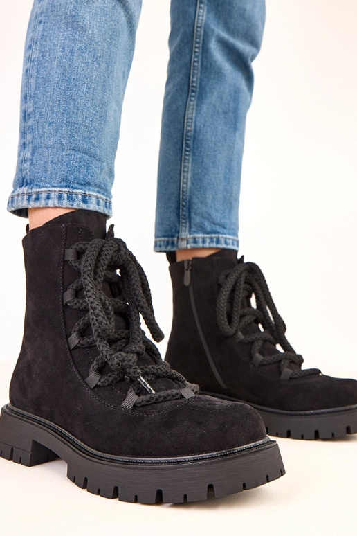 Stivaletti neri con lacci decorativi... Stivaletti neri con lacci decorativi...